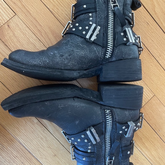 Beautiful boot - size 6 but fits more like 6 and a half / small 7 - Picture 3 of 4